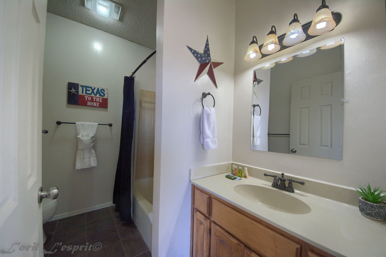 Bathroom 2, Seele Street River B11 2 Bedroom Condo by RedAwning, Comal