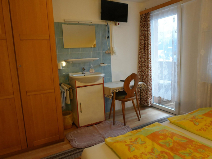 Room 4, Apartment in Hippach with Mountain Views, Schwaz