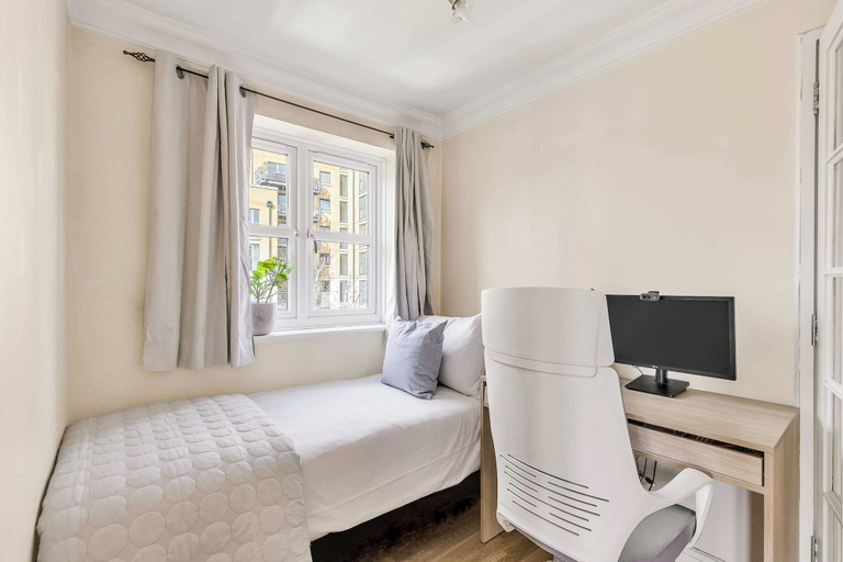 Others 5, Cosy Home in Calm Residence, London