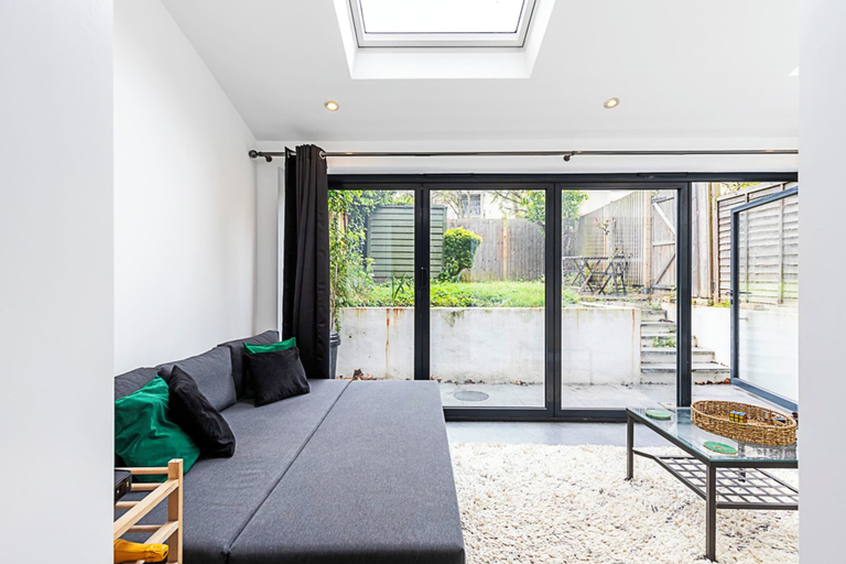 Others 5, Cosy and Modern Battersea Home, London