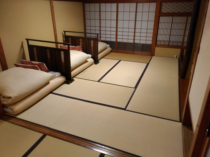 Bedroom 2, K's House Ito Onsen - Historical Ryokan Hostel, Itō