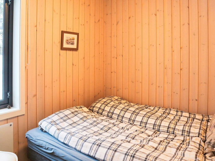 Room 5, 4 Star Holiday Home in Risor, Risør