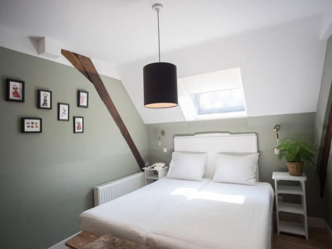 Room 3, Sprawling Farmhouse in Baarlo With Hot Tub, Private Garden, Maasbree