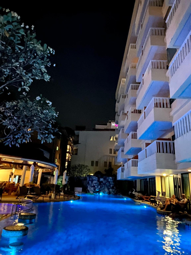 Exterior & Views 25
