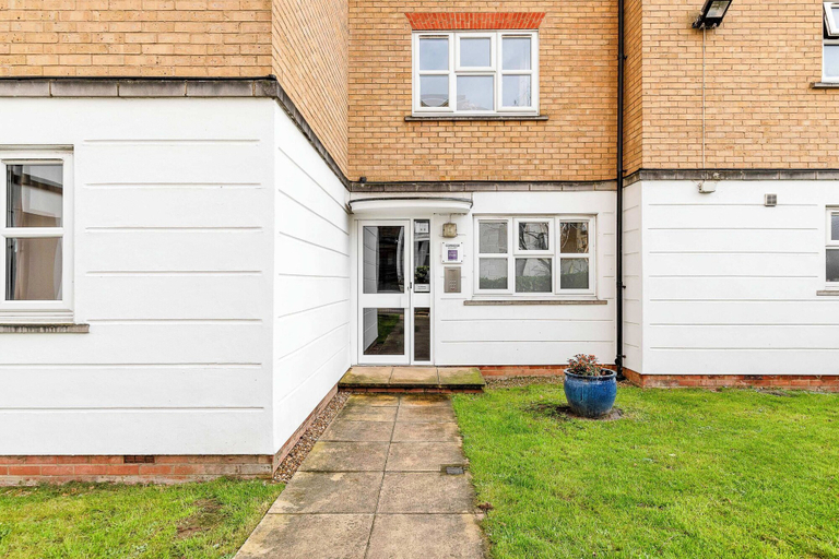 Others 3, Cosy Home in Calm Residence, London