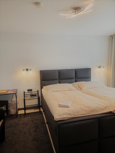 Bedroom 3, WELLNESS Hotel UHLENBERG, Euskirchen