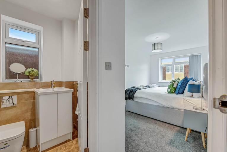 Bedroom, St Martins 2 Bedroom Apartments in Ruislip By 360 Stays, London
