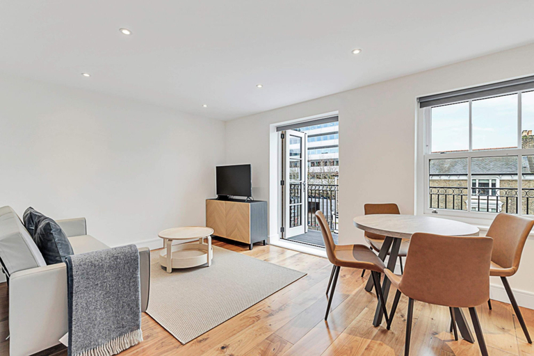 Others 5, Chiswick Charm: 1 Bed Gem, London