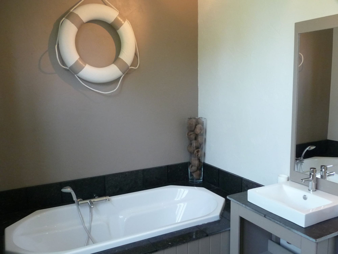 Bathroom 4, Namur Mansion by the Meus, Namur