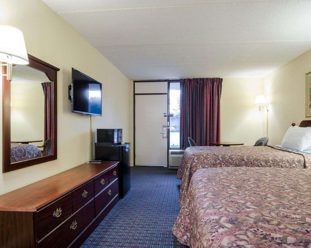 Bedroom 3, Rodeway Inn , Gwinnett
