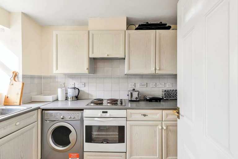 Others 4, Cosy Home in Calm Residence, London