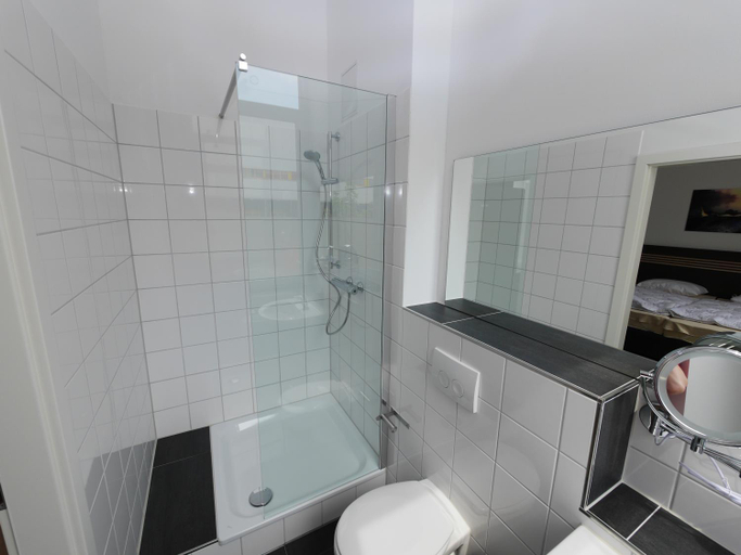 Bathroom 5, Ruhr Inn Hotel, Ennepe-Ruhr-Kreis