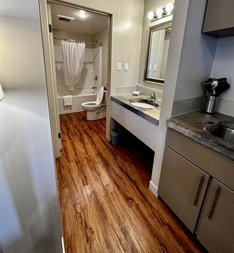 Others 5, West Coast Motel, Alberni-Clayoquot