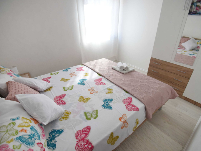 Bedroom 3, Scenic Apartment in Maslenica With Terrace, Jasenice
