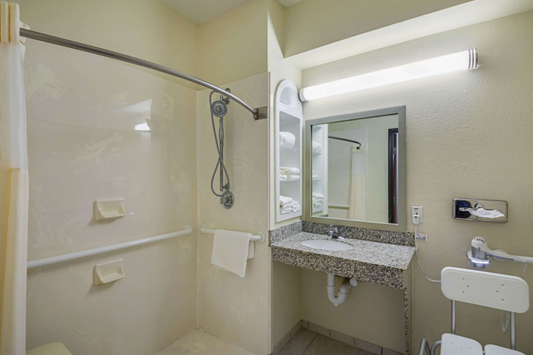 Bathroom 5, Quality Inn & Suites Lampasas, Lampasas