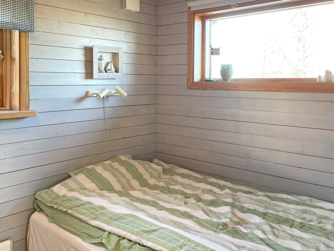 Room 3, 4 Person Holiday Home in Hammaro, Hammarö