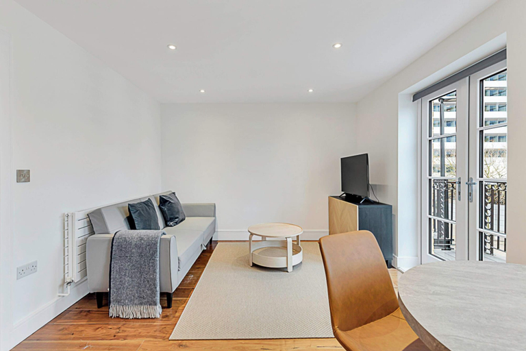 Others 3, Chiswick Charm: 1 Bed Gem, London