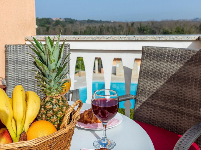 Food & Drinks, Graceful Apartment in Banjole near Beach Centinera, Medulin