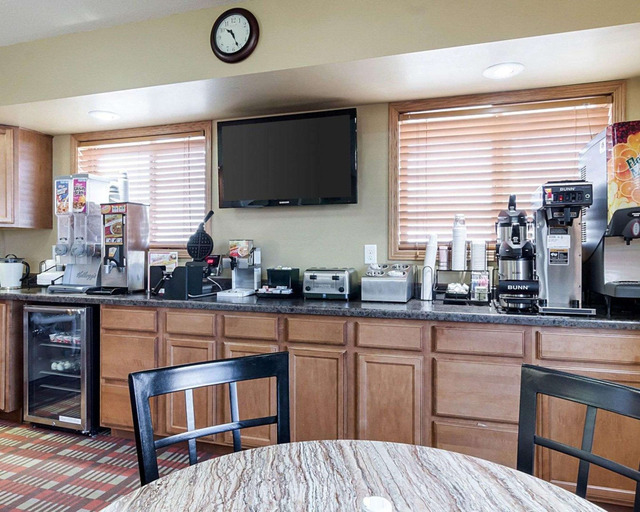 Food & Drinks 5, Econo Lodge Jamestown South, Stutsman