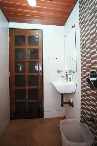 Bathroom 3, Hotel Twigo Inn, Mumbai Suburban