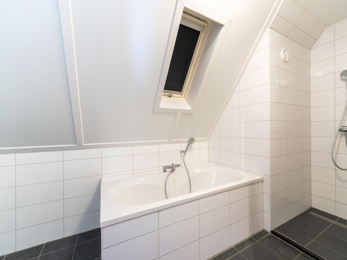 Bathroom 2, Holiday Home in Scherpenisse Near Nature Reserve, Tholen