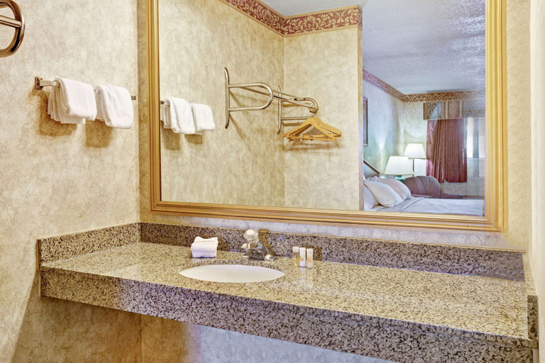 Bathroom 5, Days Inn & Suites by Wyndham Monroe, Monroe