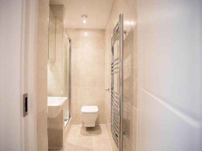 Bathroom 4, Windsor Castle Two-bedroom Apartment by Belvilla, Slough