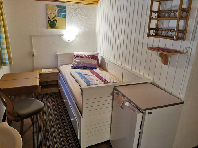 Room 2, Apartment in Hippach with Mountain Views, Schwaz