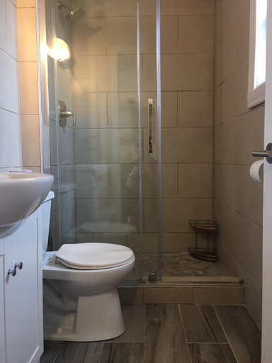 Bathroom 5, Elect Inn 5, Stormont, Dundas and Glengarry