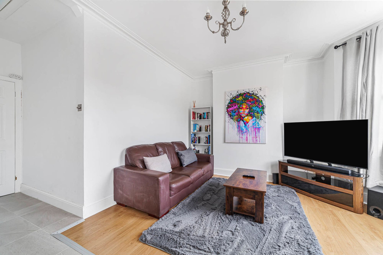 Others 4, Bright West Ealing Abode, London