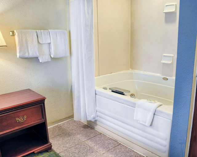 Bathroom 4, Quality Inn Thornburg, Spotsylvania