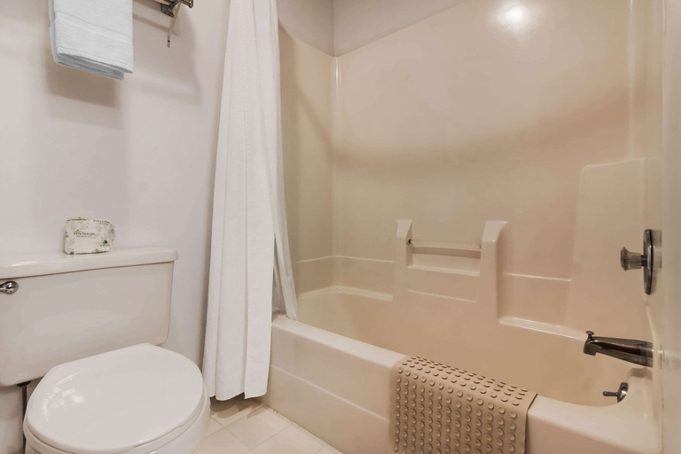 Bathroom 4, Rodeway Inn Holdrege, Phelps