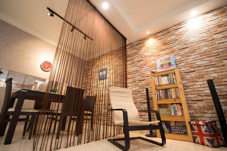 Food & Drinks 4, SKUDAI NEAR UTM JPO 4BR 3BA 5AC FREE WIFI TVBOX, Johor Bahru