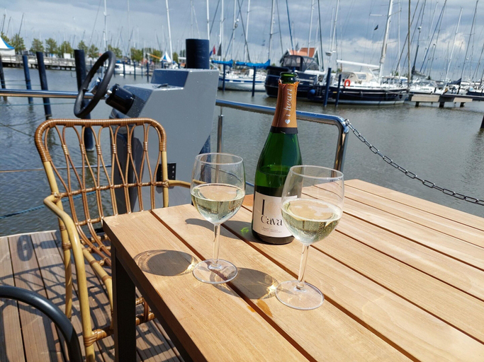 Dining 2, Luxury Houseboat in Volendam Marina, Edam-Volendam