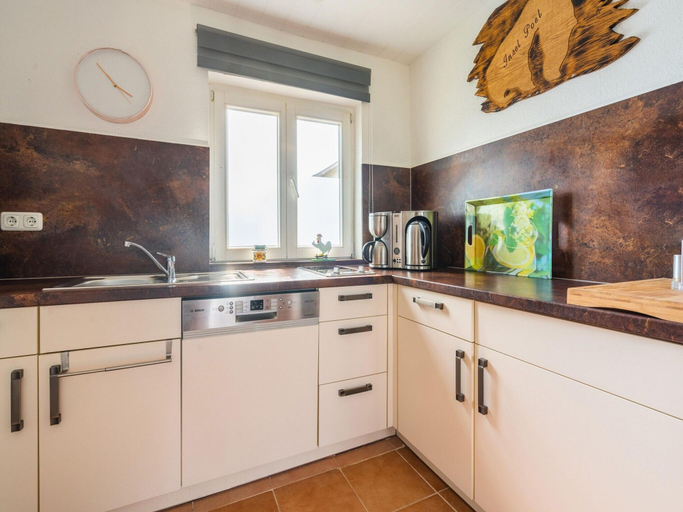 Others 4, Snug Bungalow in Insel Poel Germany near Beach, Nordwestmecklenburg