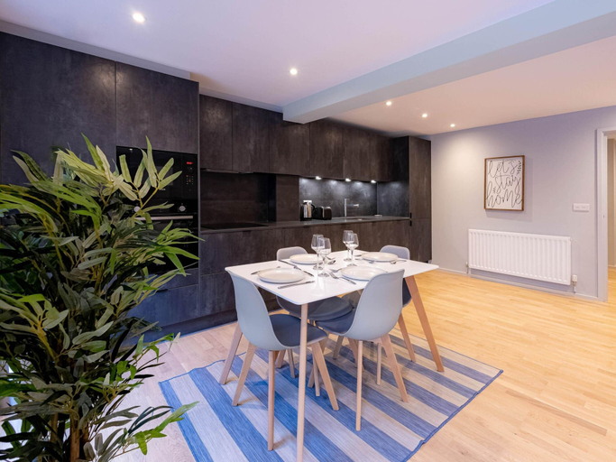Dining 4, Victoria Park Vista Two-bedroom by Sojo Stay, London