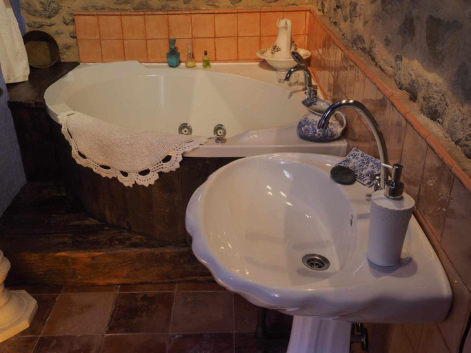 Bathroom 3, Las Moradas Del Temple, Teruel