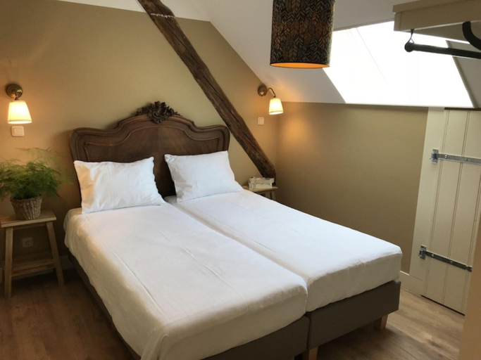 Room 4, Sprawling Farmhouse in Baarlo With Hot Tub, Private Garden, Maasbree