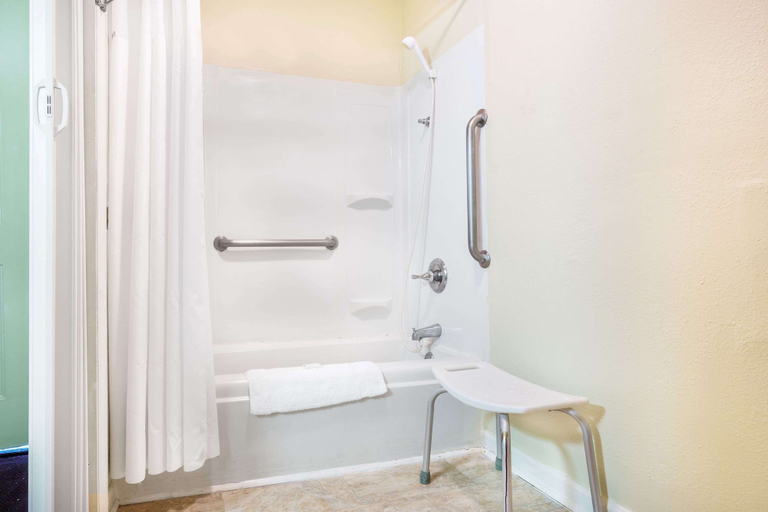 Bathroom 4, Super 8 by Wyndham Manning, Clarendon