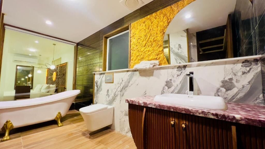 Bathroom 3, Signature By Hotel Crown Inn, Karachi