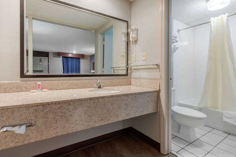 Bathroom 4, Econo Lodge Aiken Central, Aiken