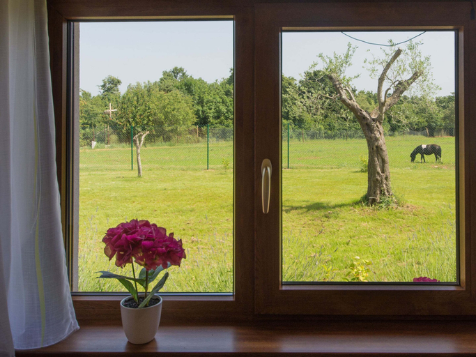 Others 4, Attractive Holiday Home with Pool, Hot Tub, Patio, Courtyard, Bale