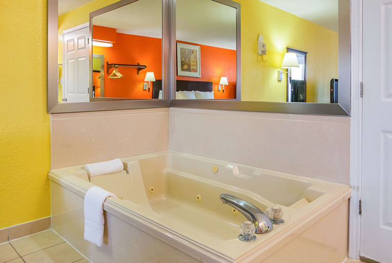Bathroom 4, Quality Inn Carthage, Panola