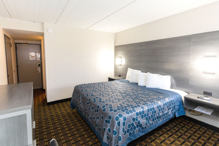 Bedroom 3, Coratel Inn & Suites by Jasper Mankato, Nicollet