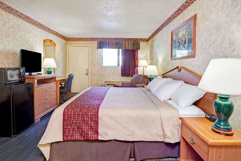Bedroom 4, Days Inn & Suites by Wyndham Monroe, Monroe