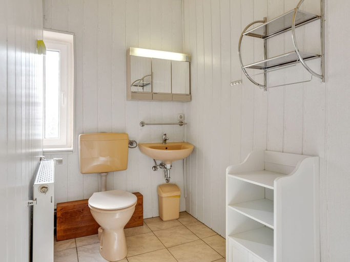 Bathroom 3, Charmante Ferienwohnung fur 2 Personen mit Garten, Rostock