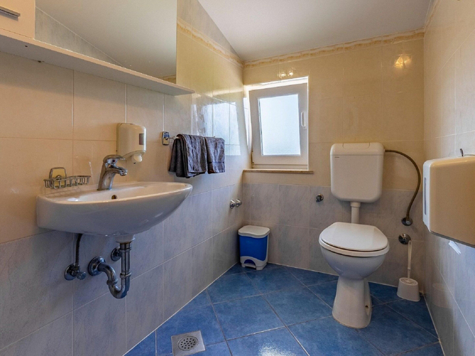 Bathroom 3, Graceful Apartment in Banjole near Beach Centinera, Medulin