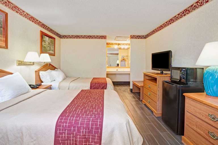 Bedroom 4, Days Inn & Suites by Wyndham Monroe, Monroe