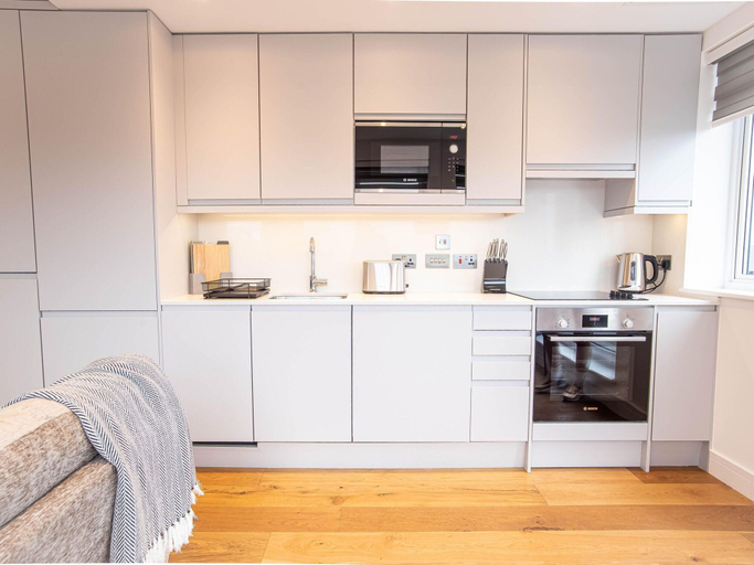 Private kitchen, Windsor Castle Two-bedroom Apartment by Belvilla, Slough