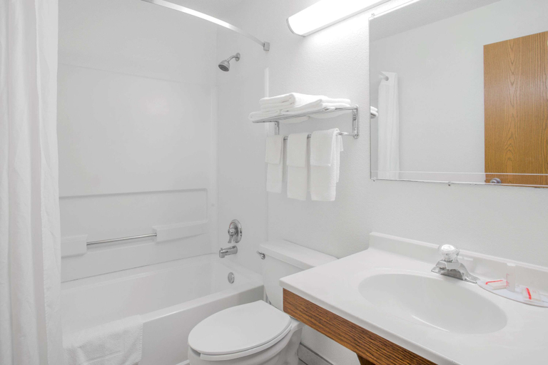 Bathroom 3, Super 8 by Wyndham Appomattox VA, Appomattox